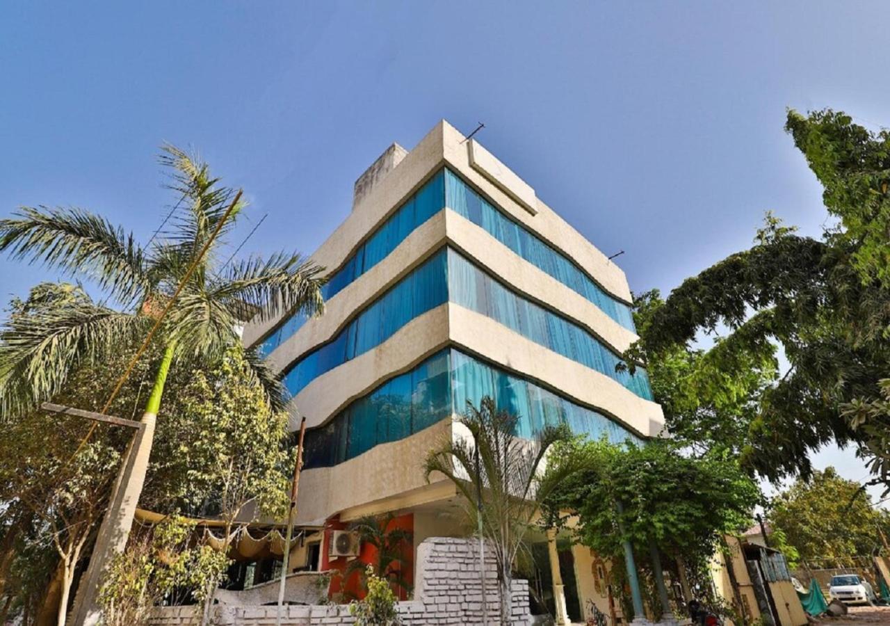 The Sky Imperial Hotel Yahvi Vadodara Esterno foto